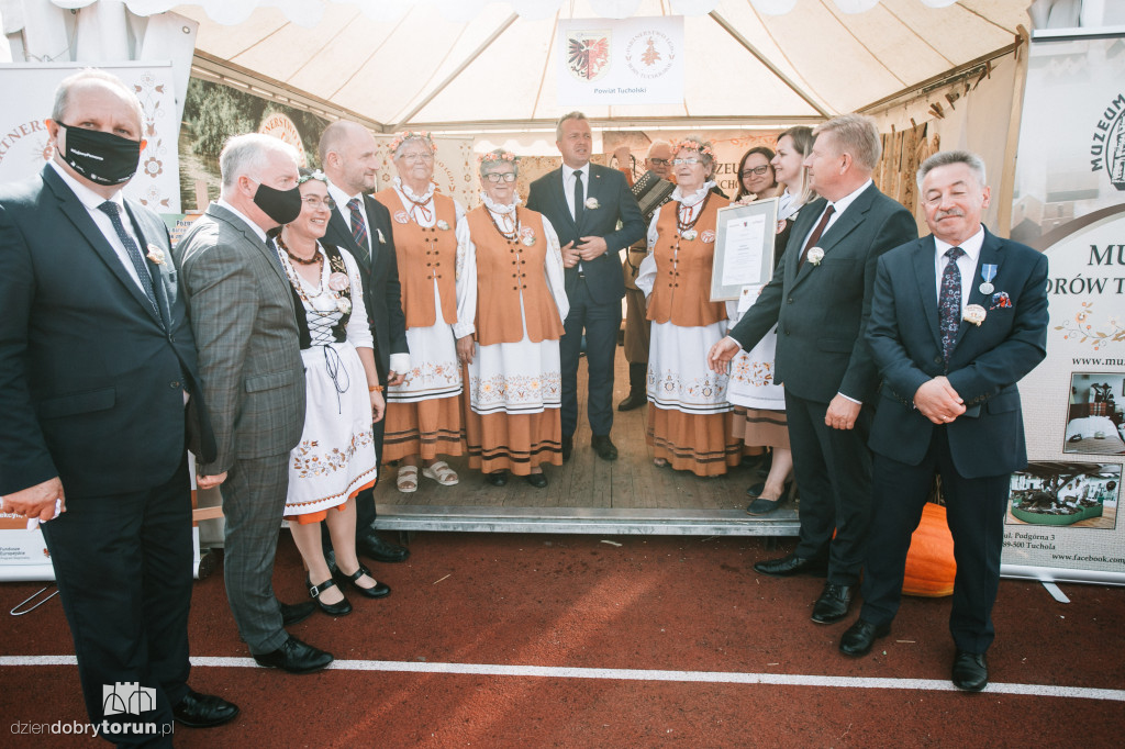 Torunianie na dożynkach w Tucholi