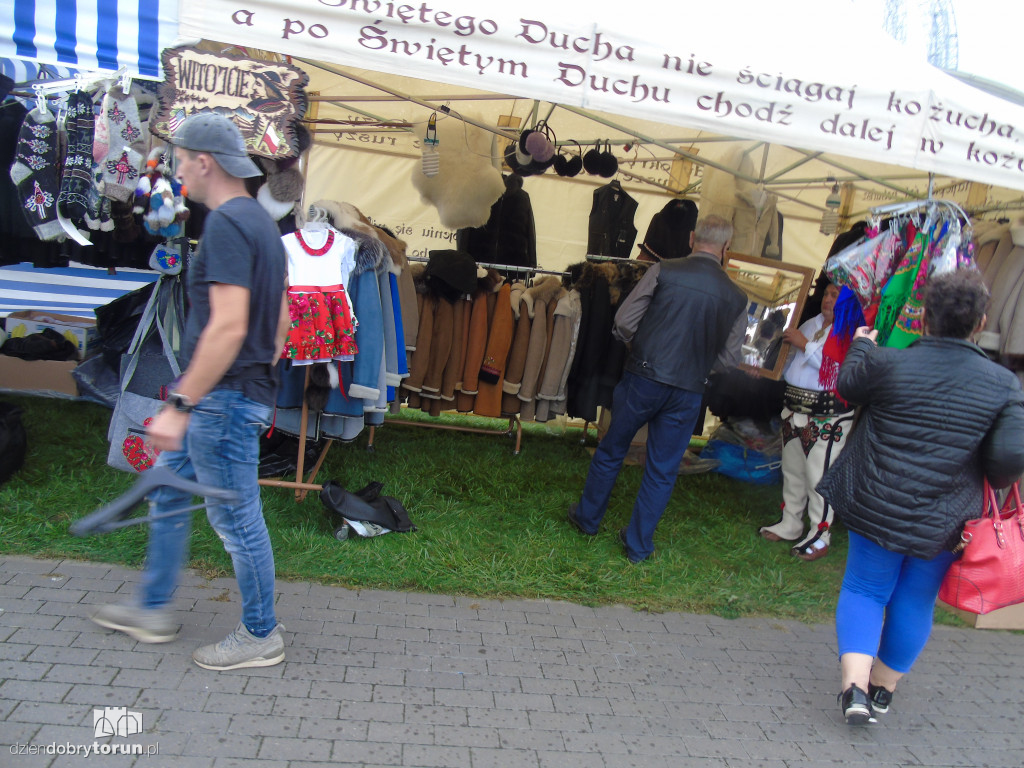 Tłumy wiernych w porcie drzewnym