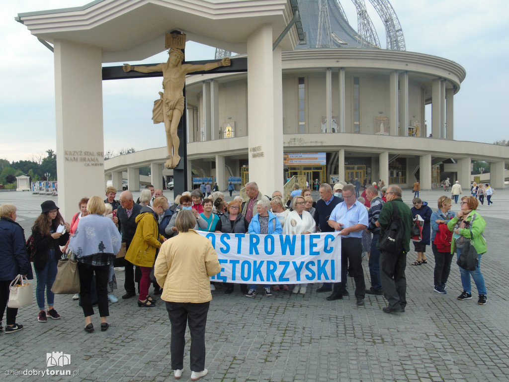 Tłumy wiernych w porcie drzewnym