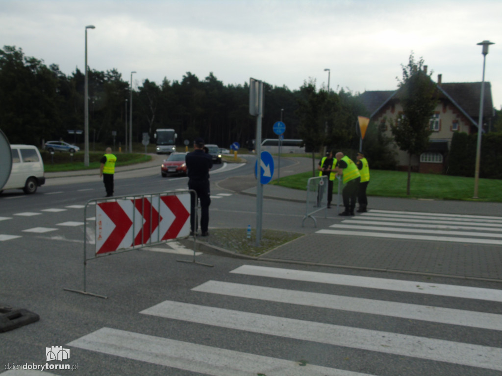 Policjanci i strażnicy w porcie drzewnym