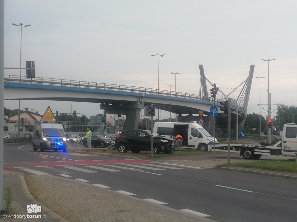 Kolizja dwóch aut na placu Daszyńskiego