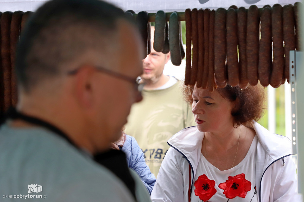 Pieczony byczek wśród straganów u Rydzyka