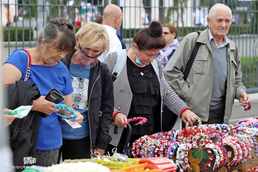 Pieczony byczek wśród straganów u Rydzyka