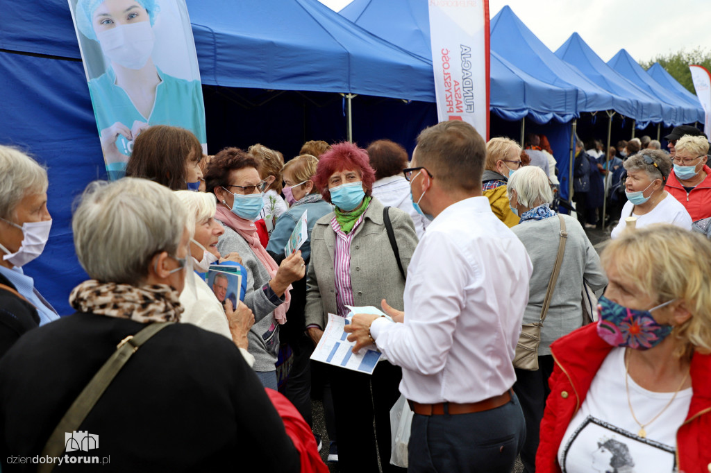 Pieczony byczek wśród straganów u Rydzyka