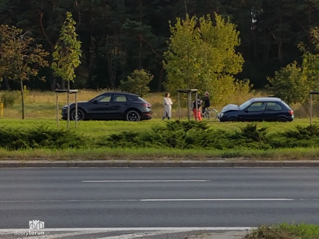 Niegroźna kolizja dwóch samochodów