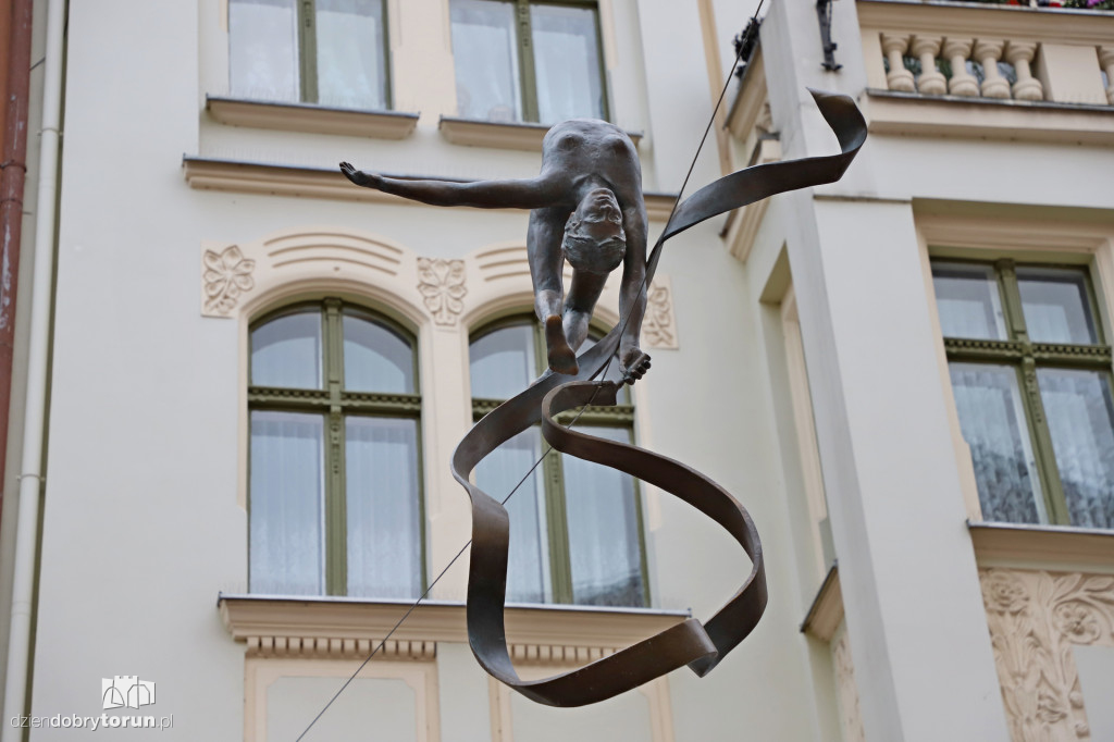 Wiszące rzeźby na Szerokiej i Królowej Jadwigi