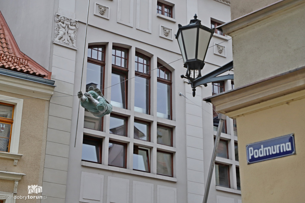 Wiszące rzeźby na Szerokiej i Królowej Jadwigi