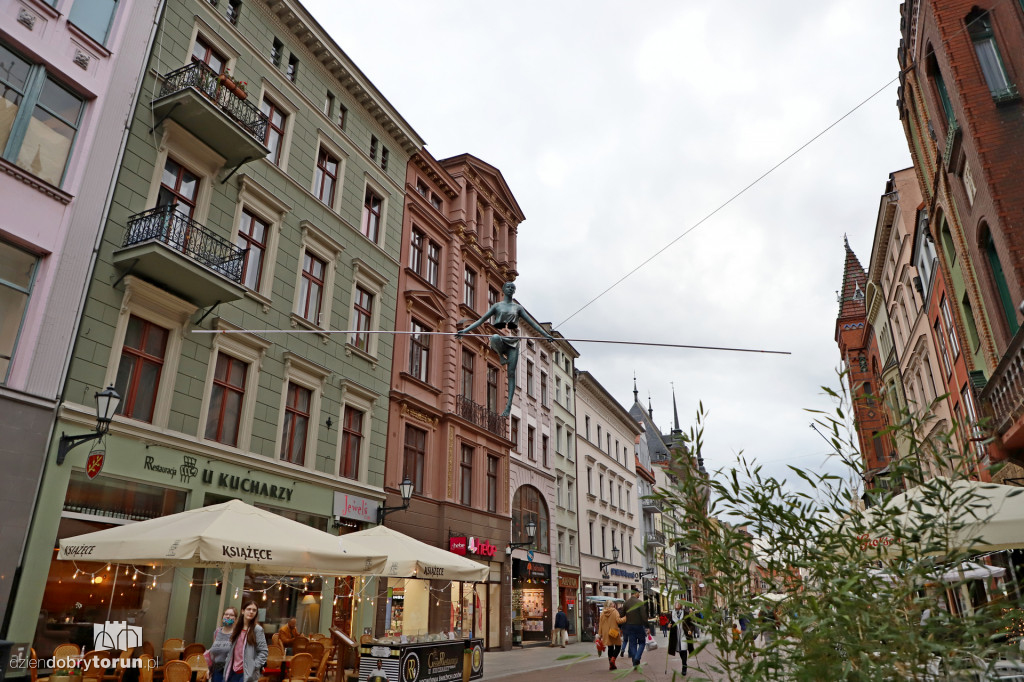 Wiszące rzeźby na Szerokiej i Królowej Jadwigi