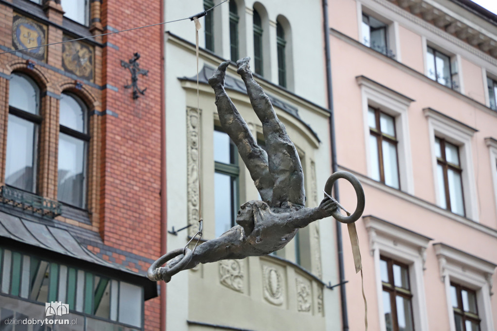 Wiszące rzeźby na Szerokiej i Królowej Jadwigi