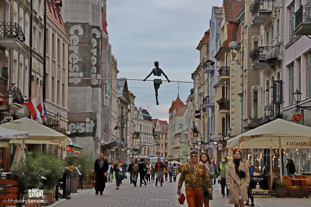 Wiszące rzeźby na Szerokiej i Królowej Jadwigi