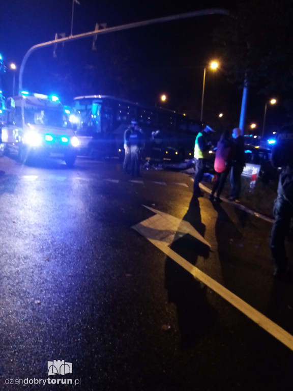 Autobus zderzył się z samochodem osobowym