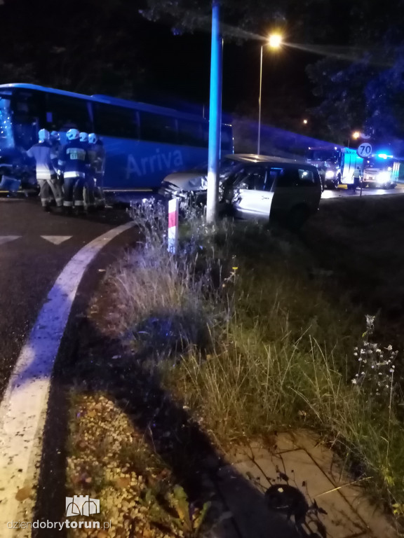 Autobus zderzył się z samochodem osobowym