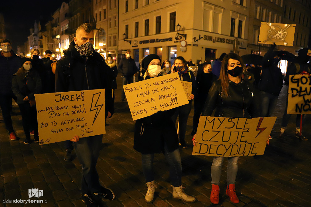 Czarny spacer pod  zamknięte cmentarze