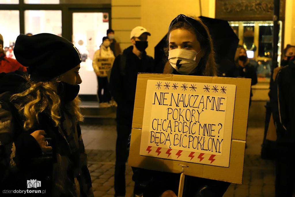 Czarny spacer pod  zamknięte cmentarze