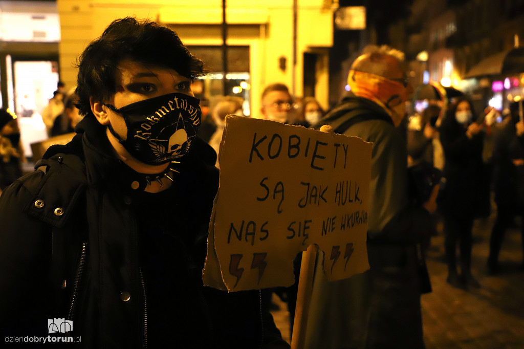 Czarny spacer pod  zamknięte cmentarze