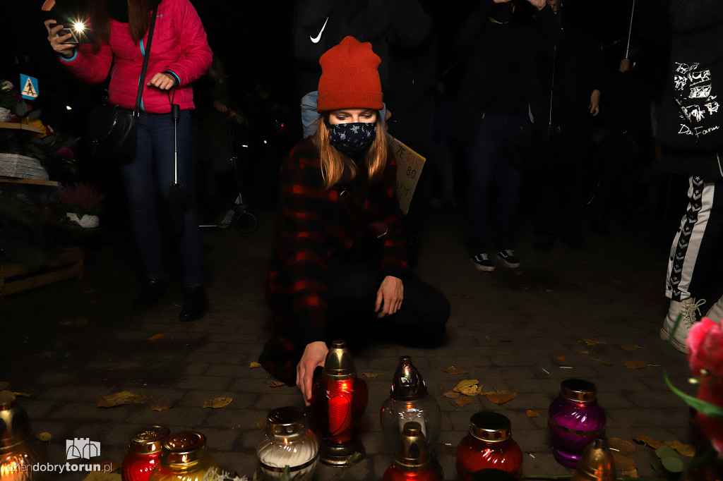 Czarny spacer pod  zamknięte cmentarze