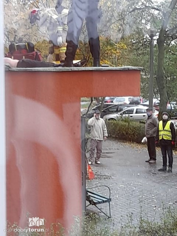 Mężczyzna wypadł z okna przy Szosie Lubickiej