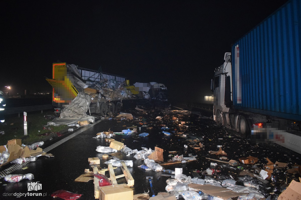 Zderzenie ciężarówek na autostradzie