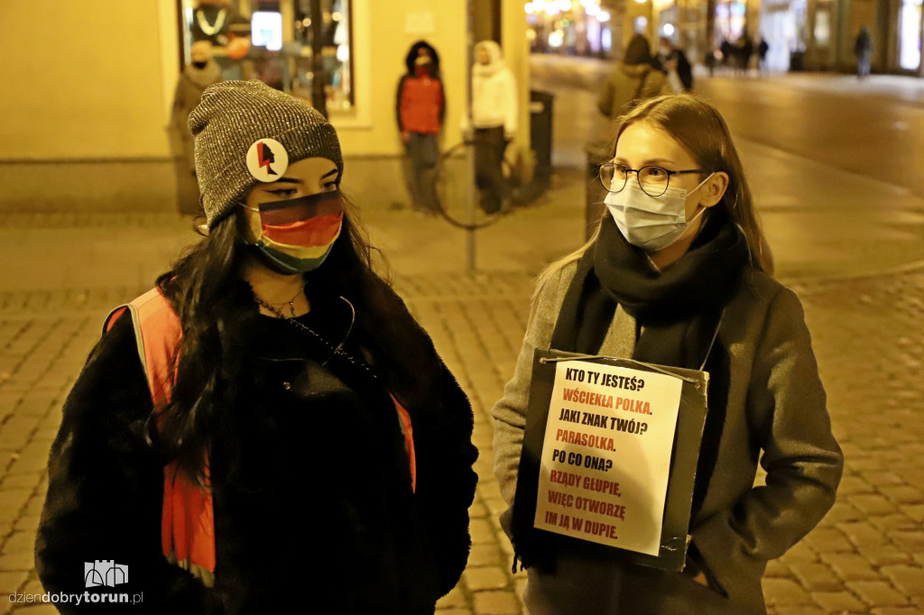 Protest kobiet pod siedzibą Kuratorium Oświaty