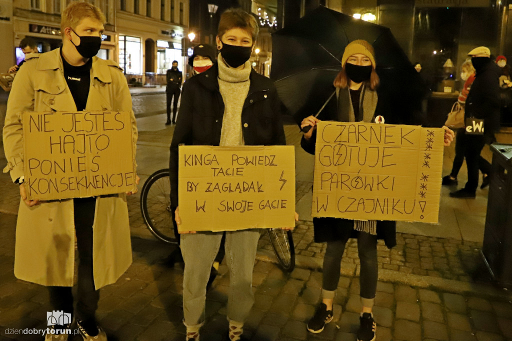 Protest kobiet pod siedzibą Kuratorium Oświaty