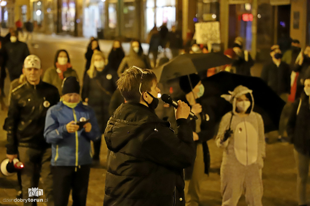 Protest kobiet pod siedzibą Kuratorium Oświaty