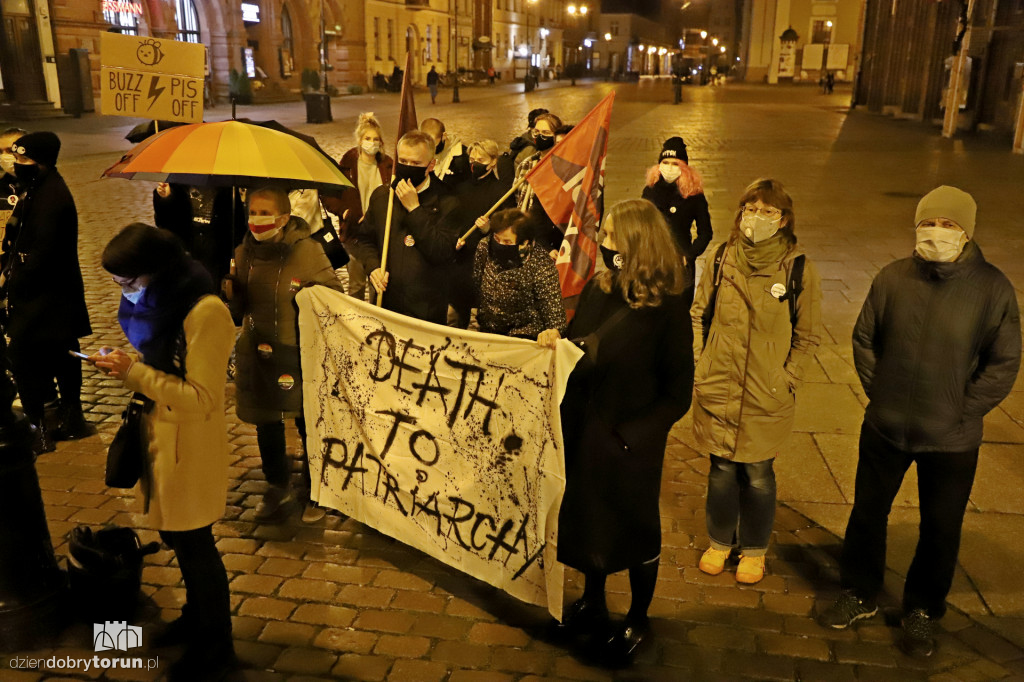 Protest kobiet pod siedzibą Kuratorium Oświaty