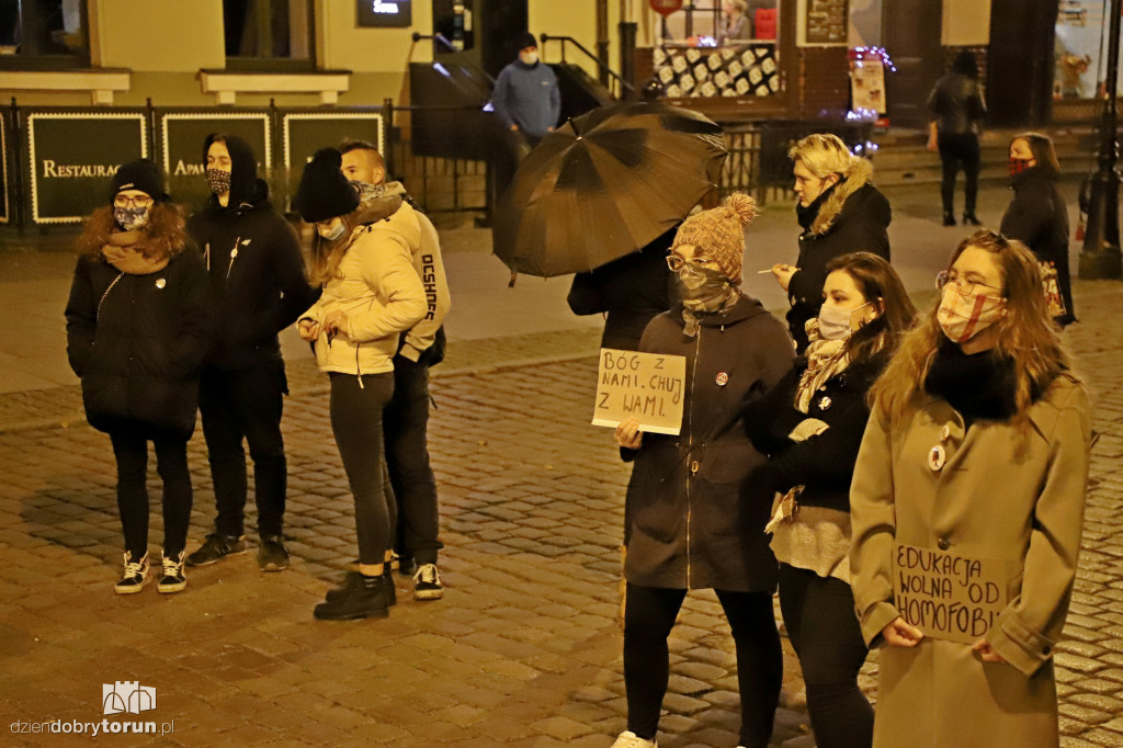 Protest kobiet pod siedzibą Kuratorium Oświaty