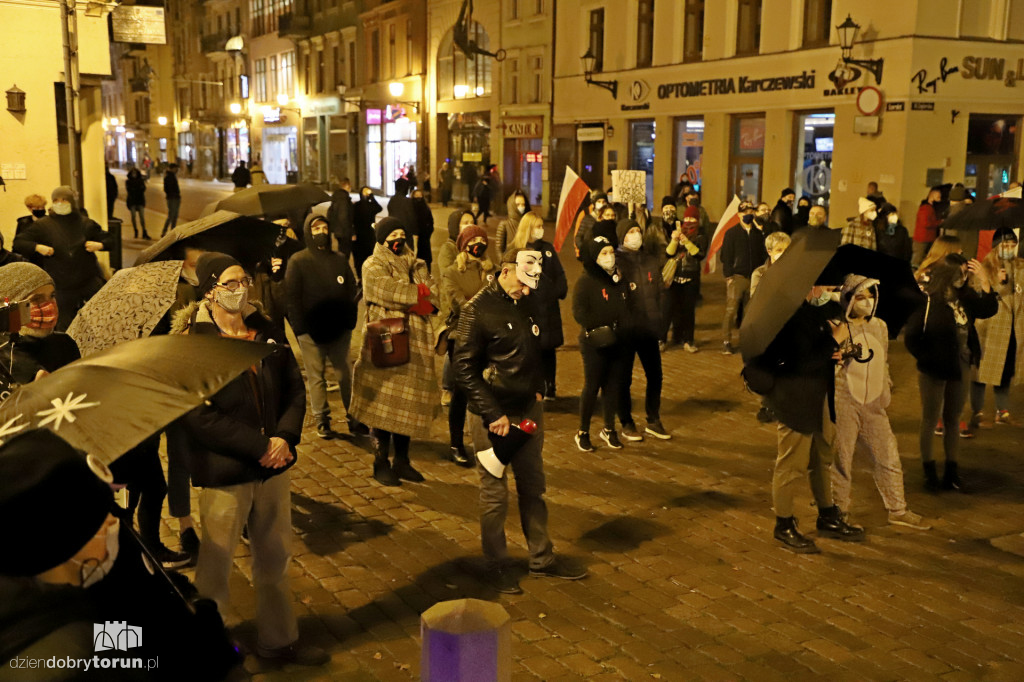 Protest kobiet pod siedzibą Kuratorium Oświaty