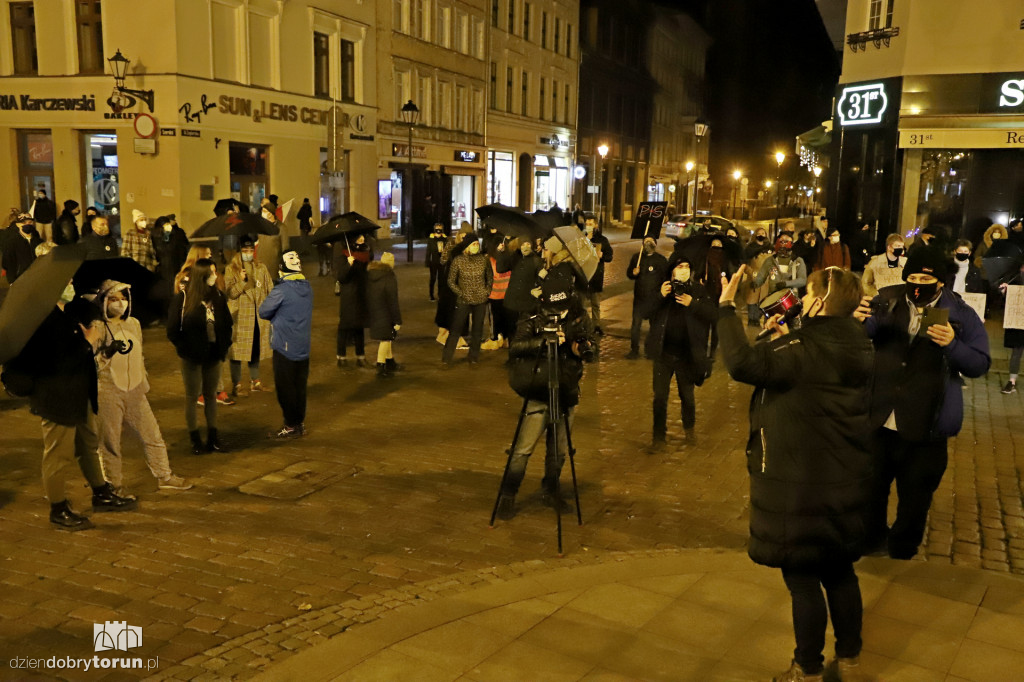 Protest kobiet pod siedzibą Kuratorium Oświaty