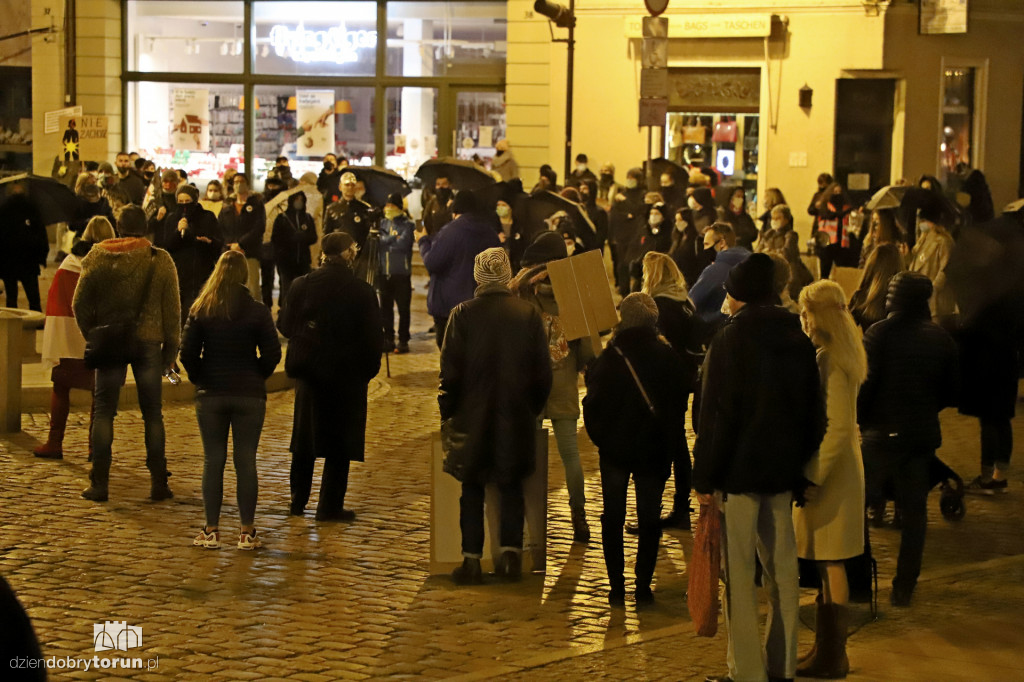Protest kobiet pod siedzibą Kuratorium Oświaty