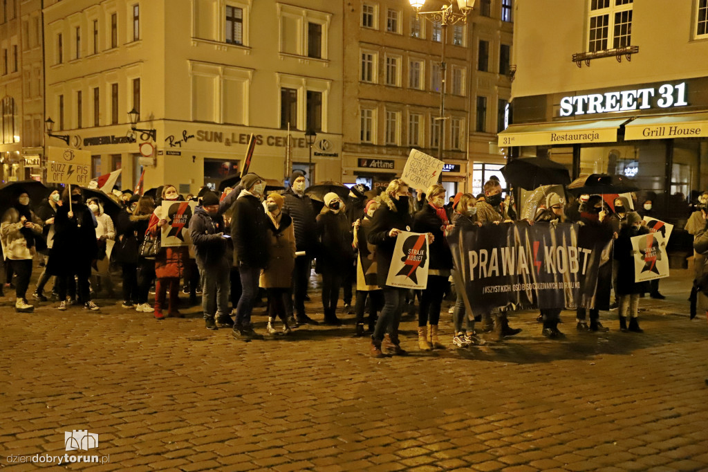 Protest kobiet pod siedzibą Kuratorium Oświaty