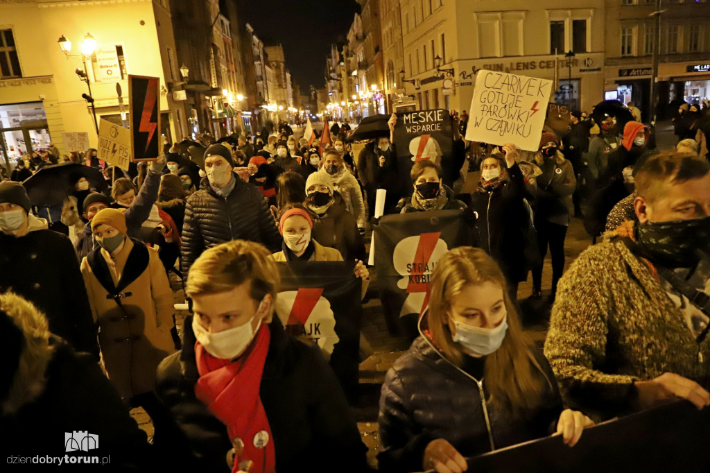 Protest kobiet pod siedzibą Kuratorium Oświaty