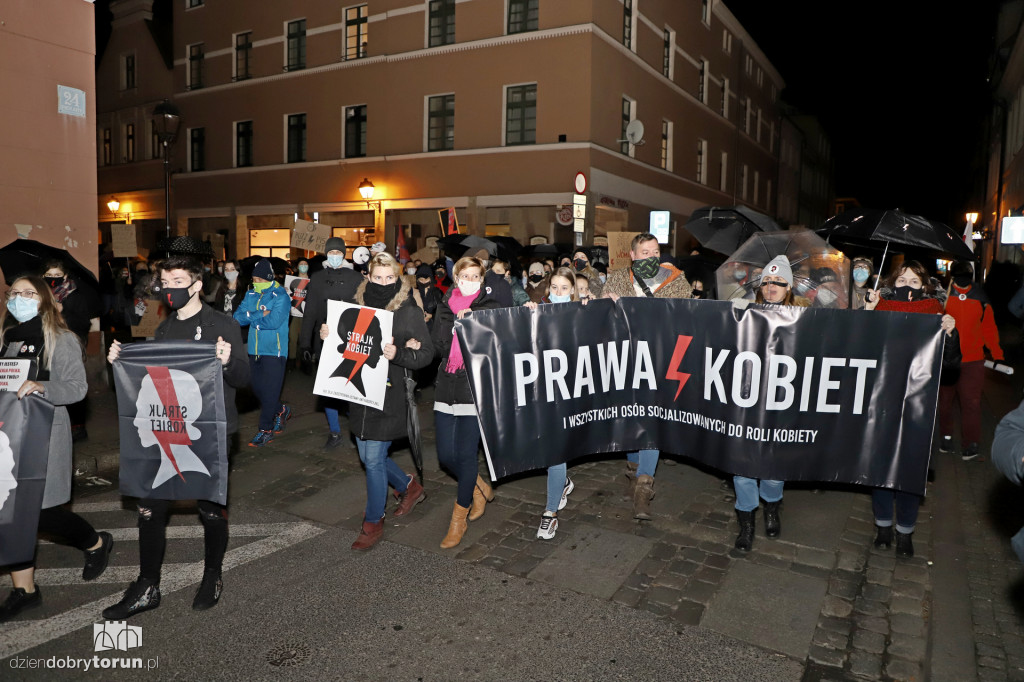 Protest kobiet pod siedzibą Kuratorium Oświaty