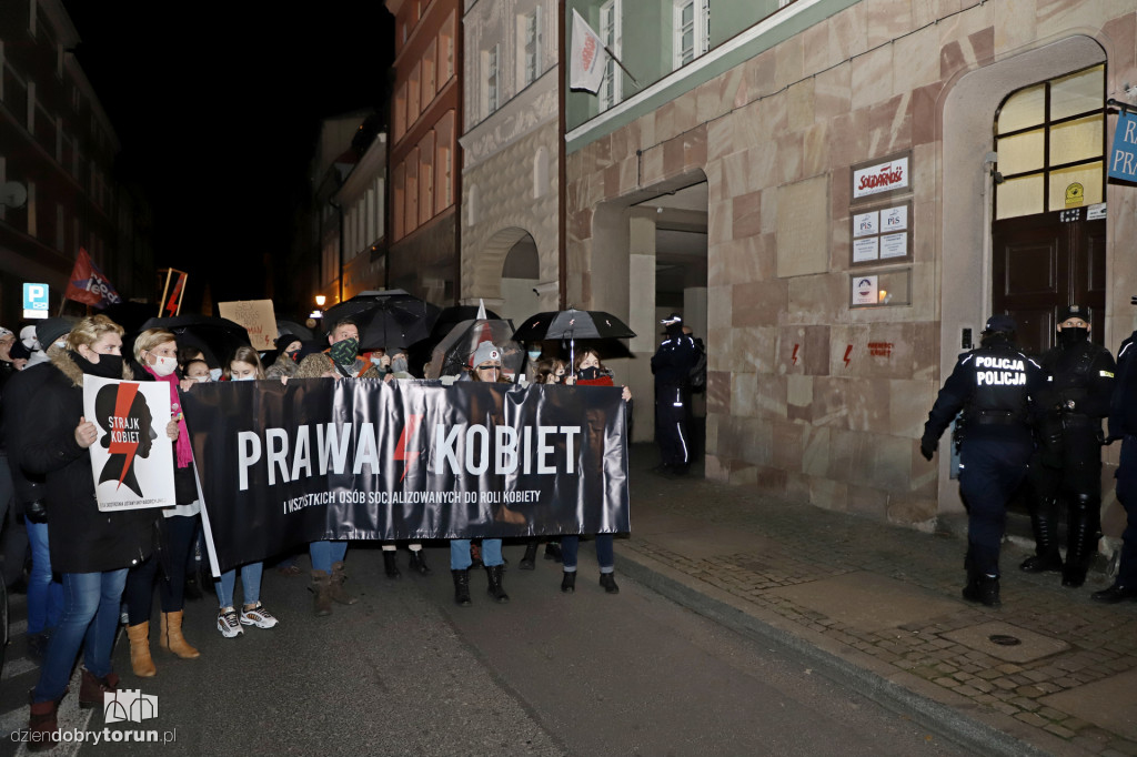 Protest kobiet pod siedzibą Kuratorium Oświaty
