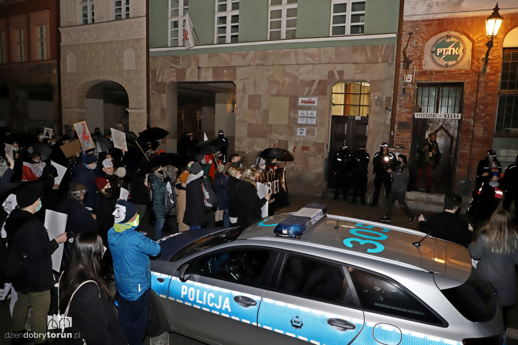 Protest kobiet pod siedzibą Kuratorium Oświaty