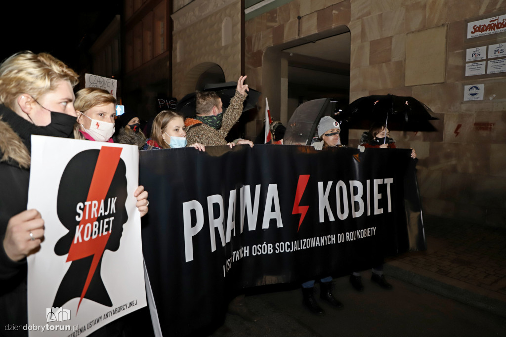 Protest kobiet pod siedzibą Kuratorium Oświaty