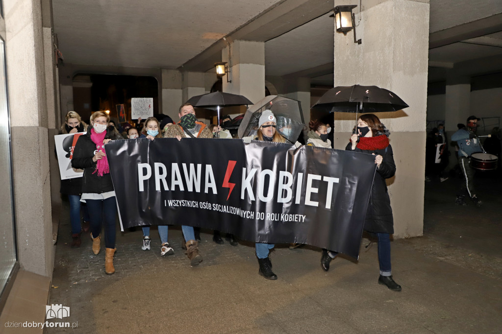 Protest kobiet pod siedzibą Kuratorium Oświaty