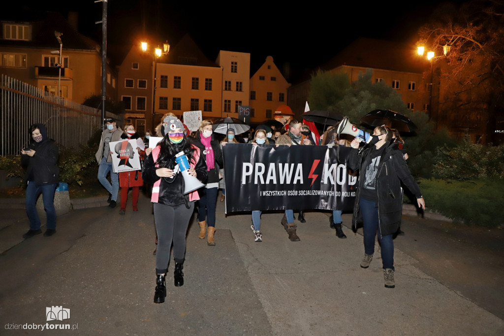 Protest kobiet pod siedzibą Kuratorium Oświaty