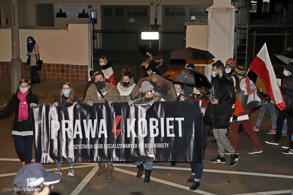 Protest kobiet pod siedzibą Kuratorium Oświaty