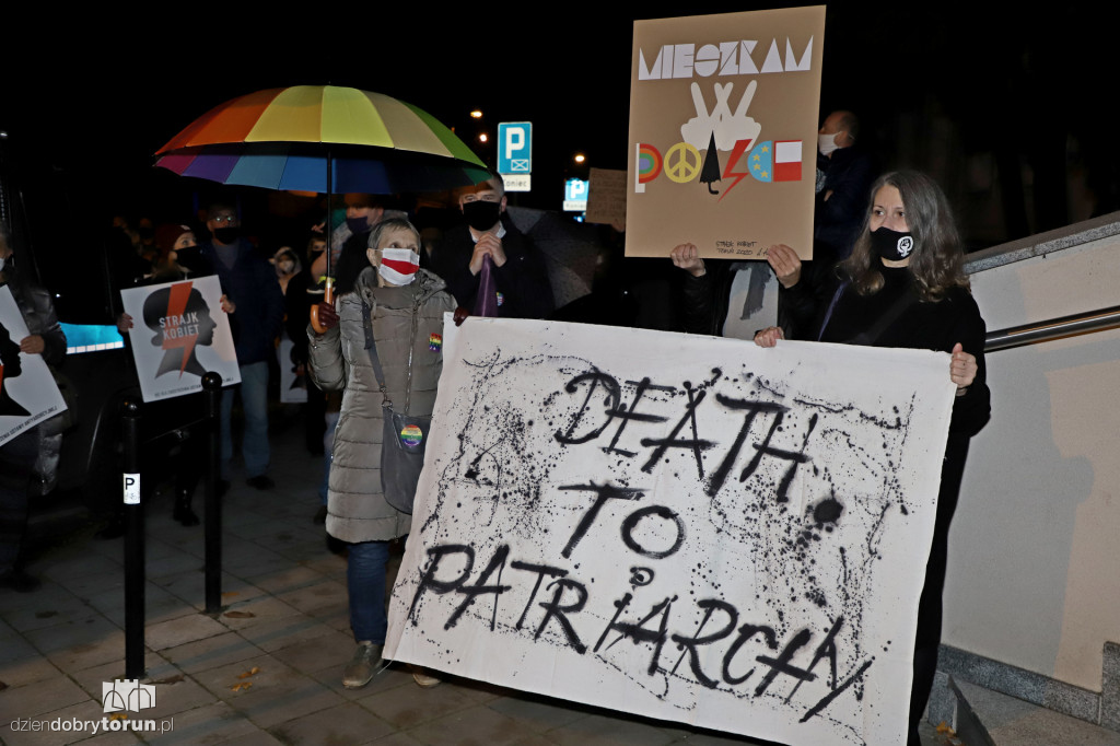 Protest kobiet pod siedzibą Kuratorium Oświaty