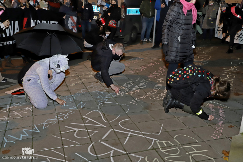 Protest kobiet pod siedzibą Kuratorium Oświaty
