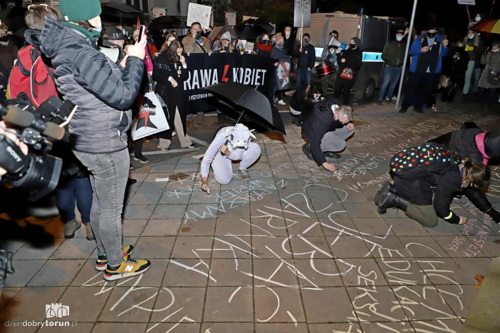 Protest kobiet pod siedzibą Kuratorium Oświaty