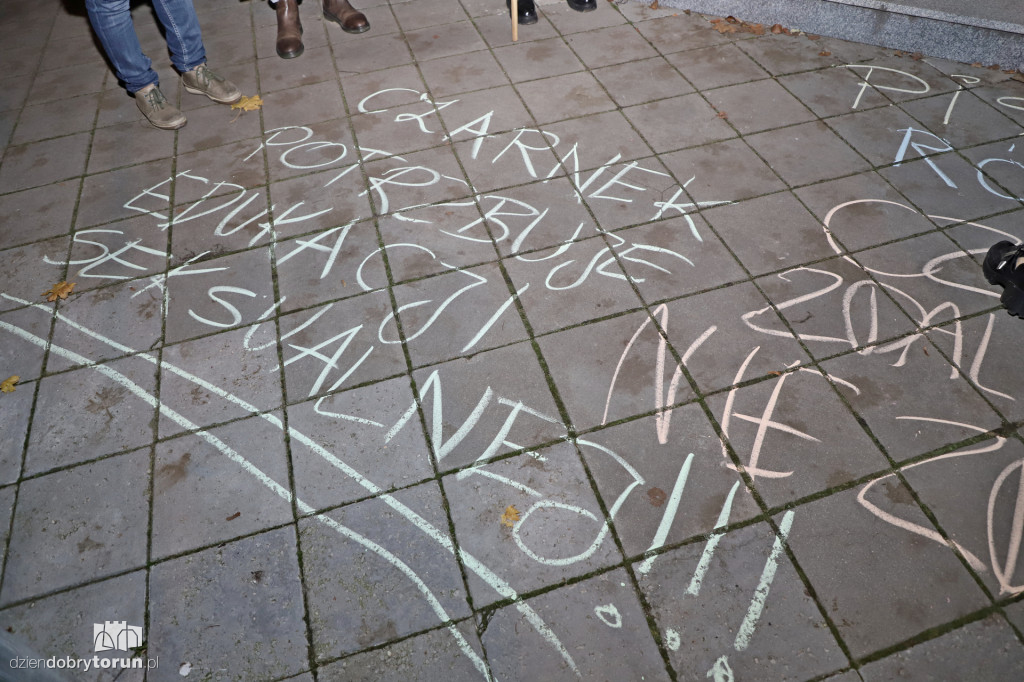 Protest kobiet pod siedzibą Kuratorium Oświaty