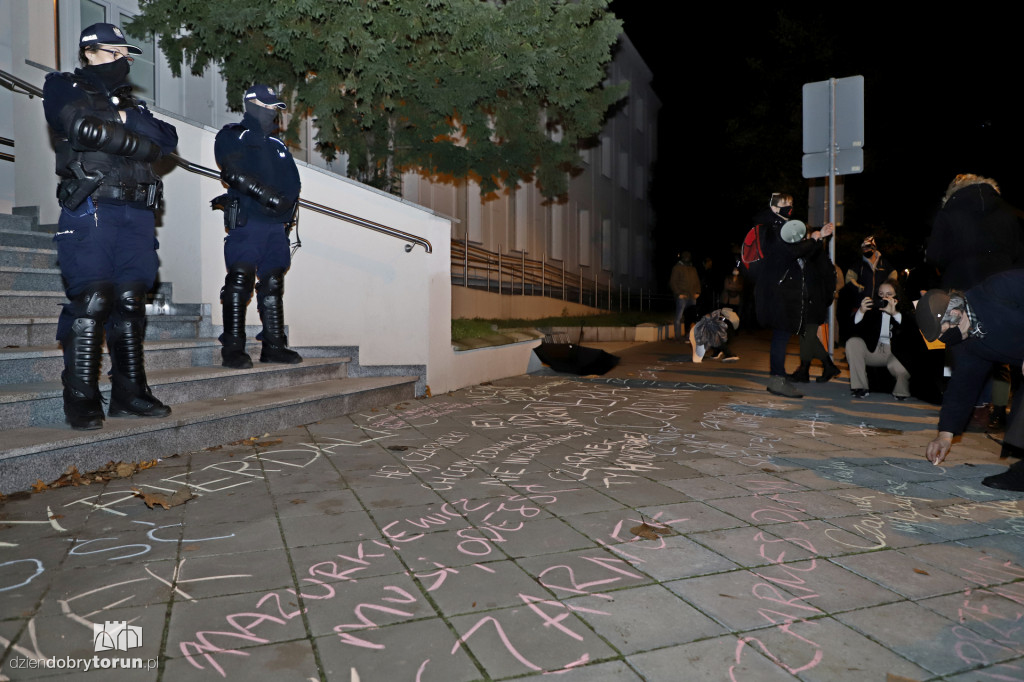 Protest kobiet pod siedzibą Kuratorium Oświaty