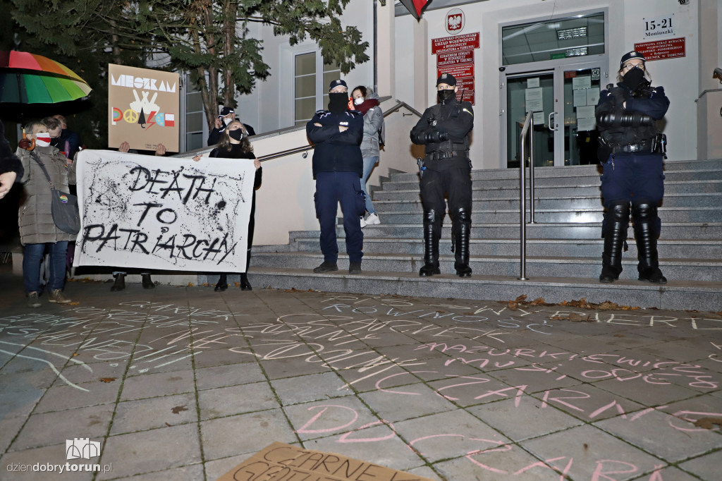 Protest kobiet pod siedzibą Kuratorium Oświaty
