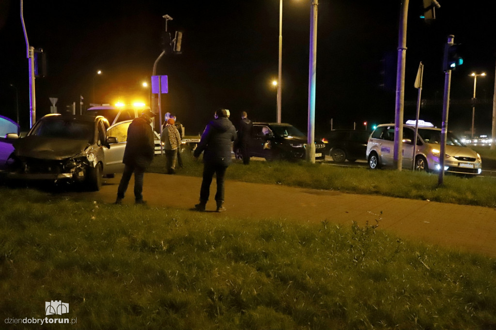Kolizja z udziałem trzech samochodów