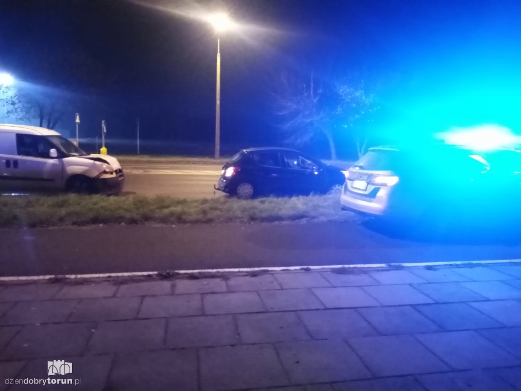 Toruń: kolizja trzech aut przy ul. Przy Skarpie