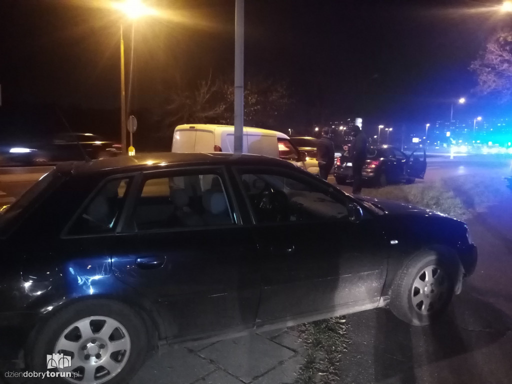 Toruń: kolizja trzech aut przy ul. Przy Skarpie
