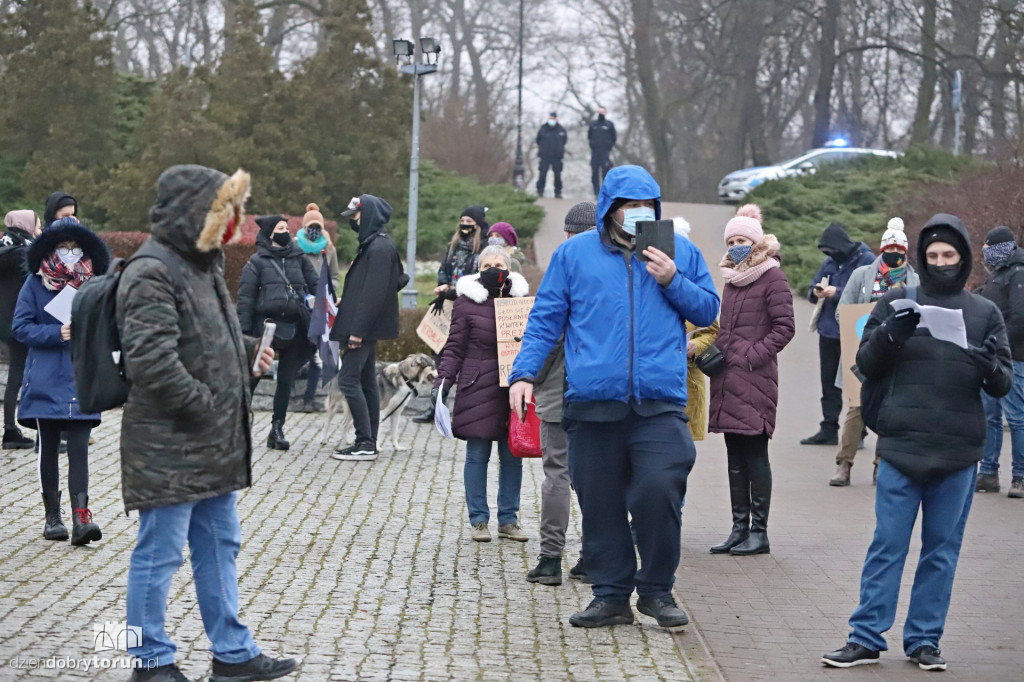 Protestujący kolędnicy na ulicach starówki
