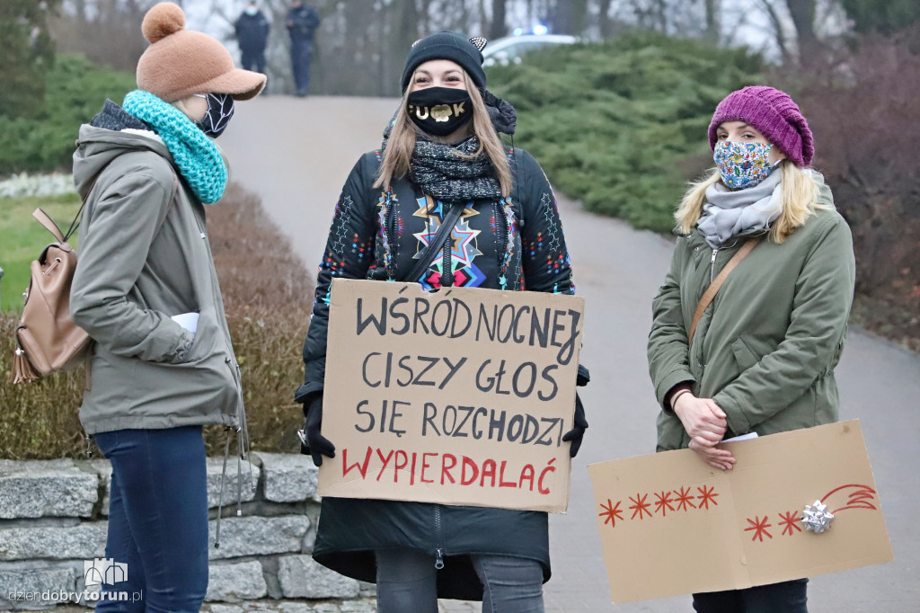 Protestujący kolędnicy na ulicach starówki